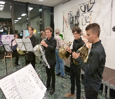 Die Jungs mit den Hrnern untermalen die Vernissage.